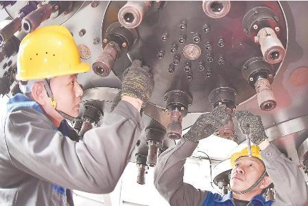 11日,在南安市德林機械車間內(nèi),工人正在組裝自主研發(fā)的智能機械設備.